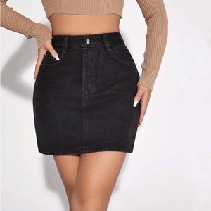 SIZE 6 - Fashion Nova curvy black jean skirt